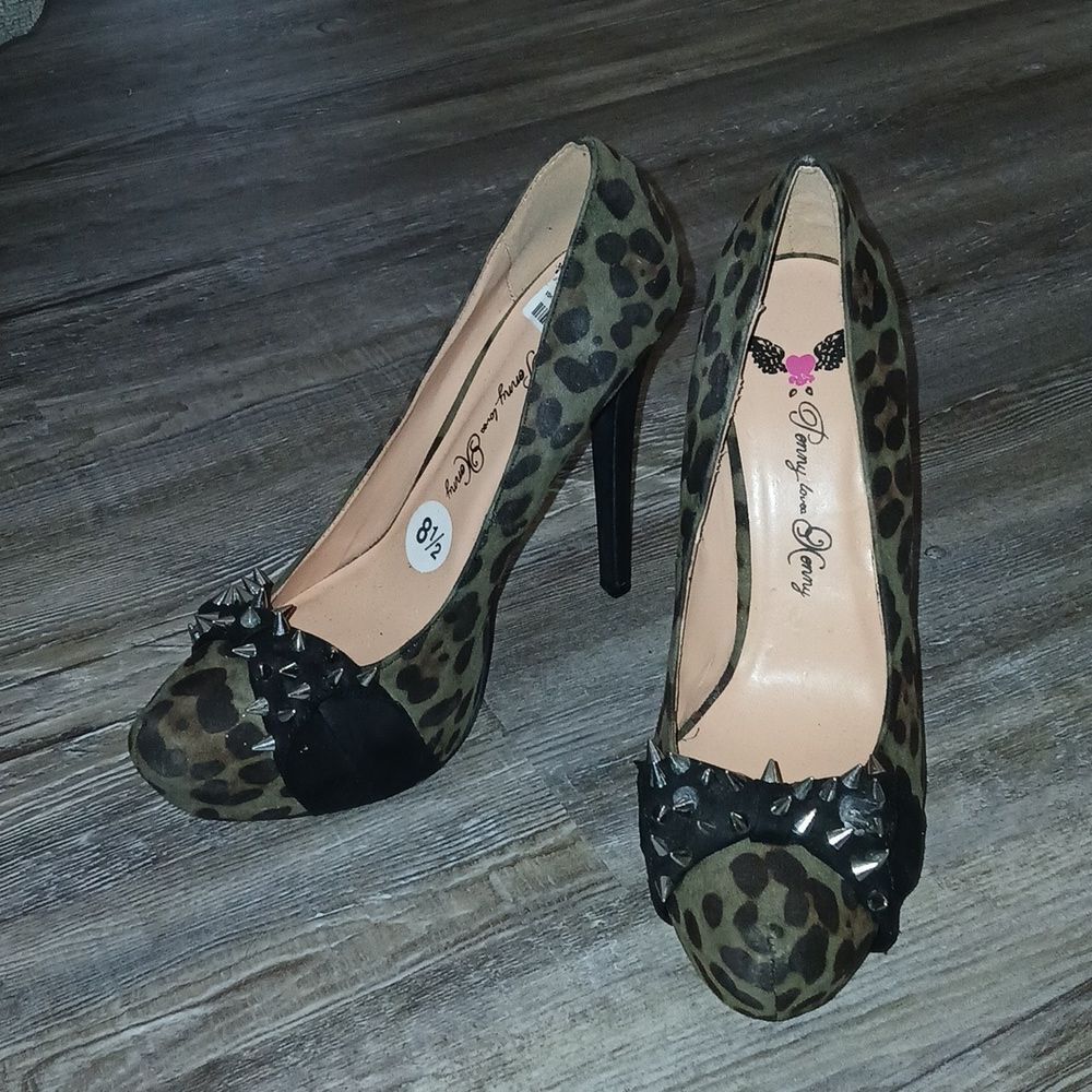 Penny Loves Kenny olive green leopard print spike 5.5" heels  Sz 8.5 EUC